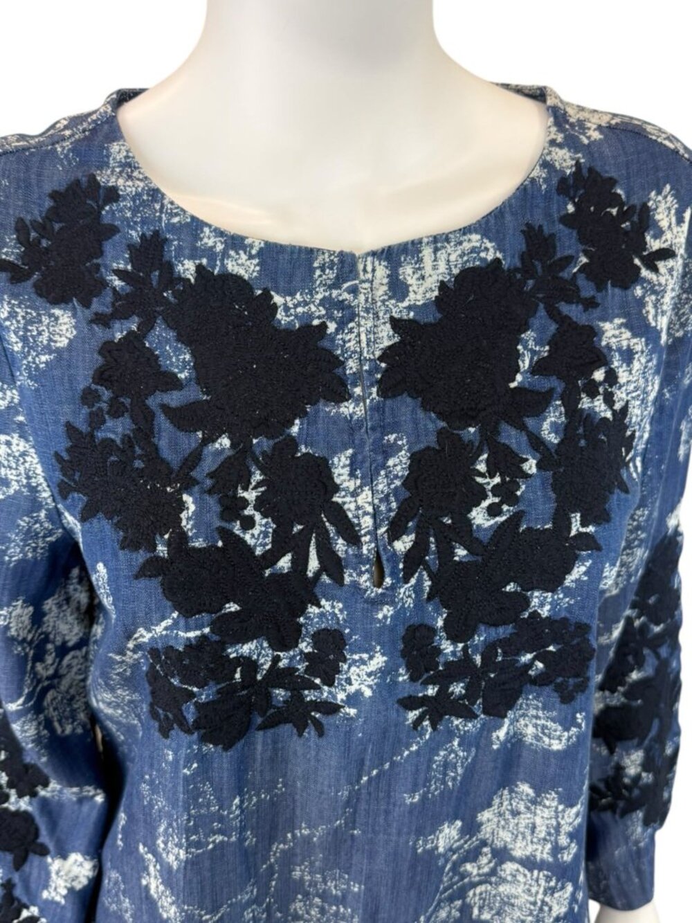 Chico's Blue Chambray Floral Embroidered Blouse Size M K0852 - Picture 5 of 10
